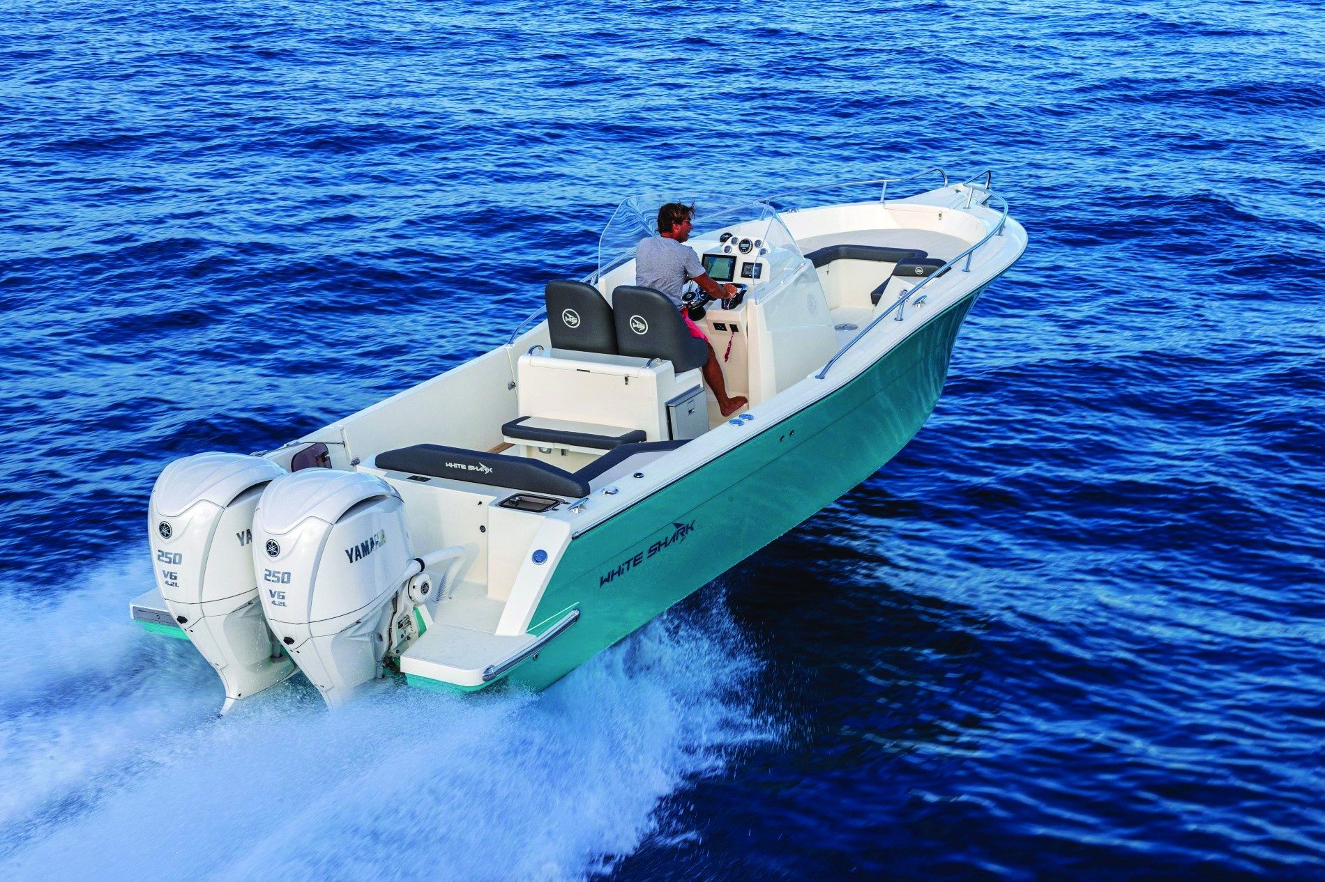 White Shark 280 CC Evo en navigation, deux moteurs hors-bord