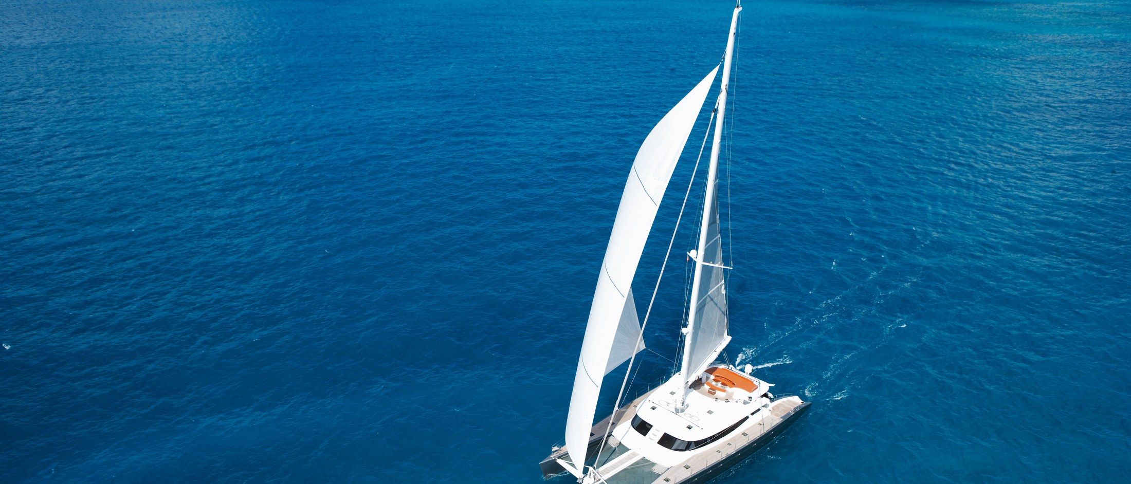 Le Cartouche, catamaran à voile de 29 mètres, vu du ciel