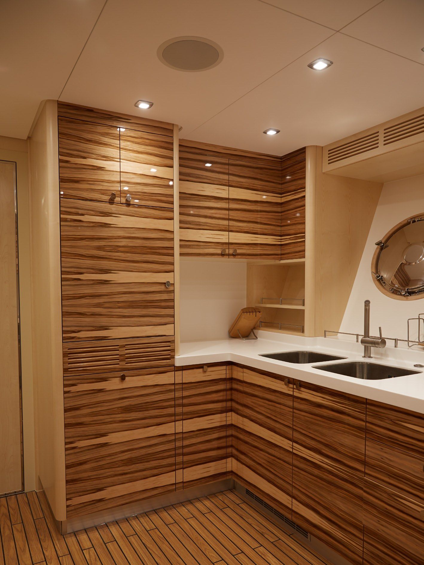 Office du Galaxy, aménagement en bois clair