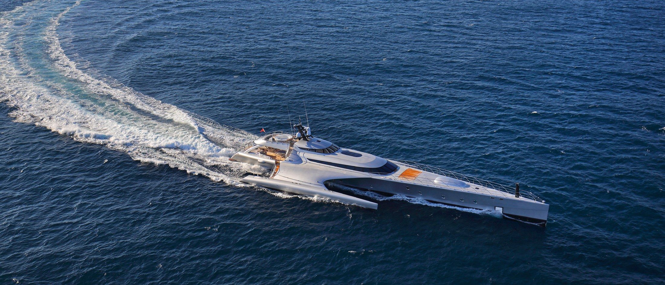 Le Galaxy, yacht de 53 mètres, vu du ciel en navigation au large