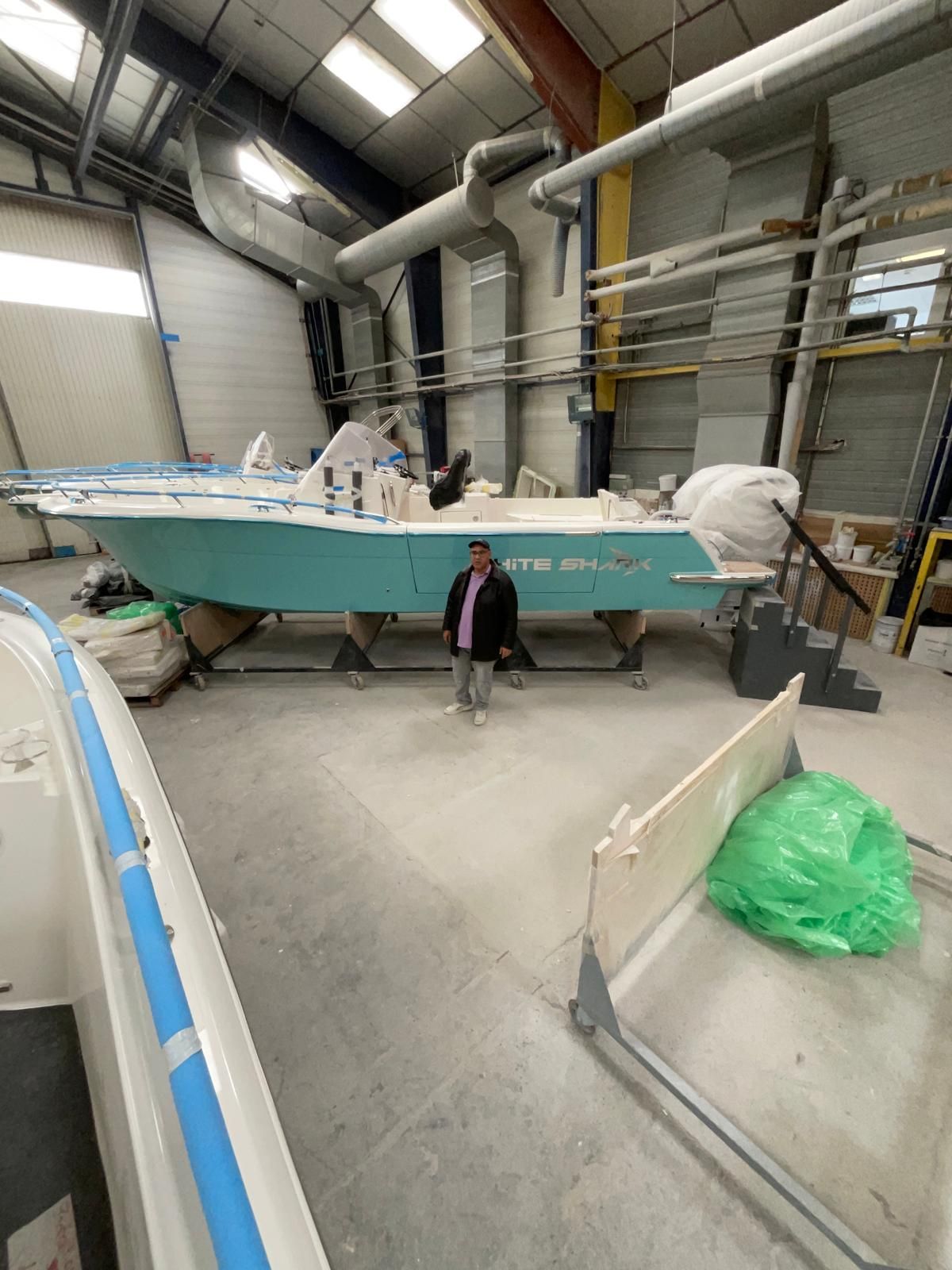 Un bateau à moteur White Shark dans l’atelier de la maison